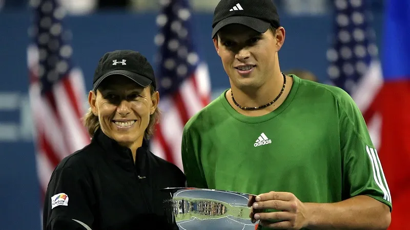 Šestnáctinásobná šampionka US Open Martina Navrátilová v roce 2006 po vyhraném finále mixu se spoluhráčem Bobem Bryanem